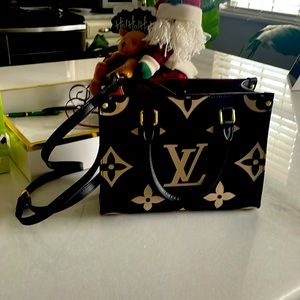 LV 10x7 inch purse.  Never used.  Purchased on Poshmark. Very cute. Perfect